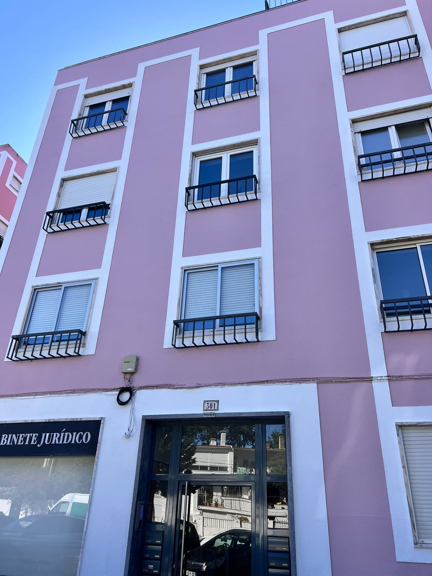 Fachada urbana rosa após trabalhos de pintura