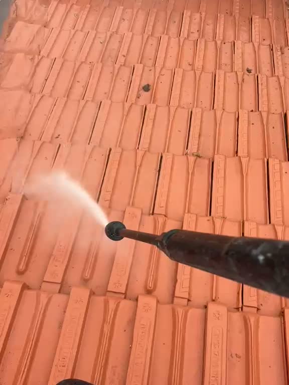 Lavagem profissional de telhado com equipamento de pressão