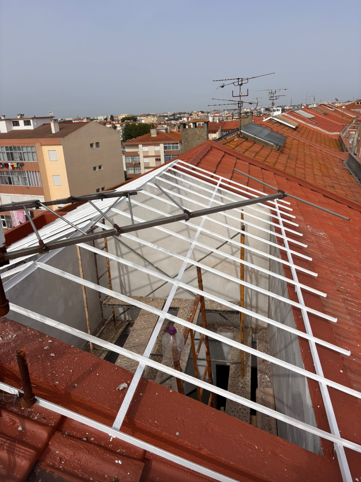 Estrutura metálica instalada numa cobertura inclinada