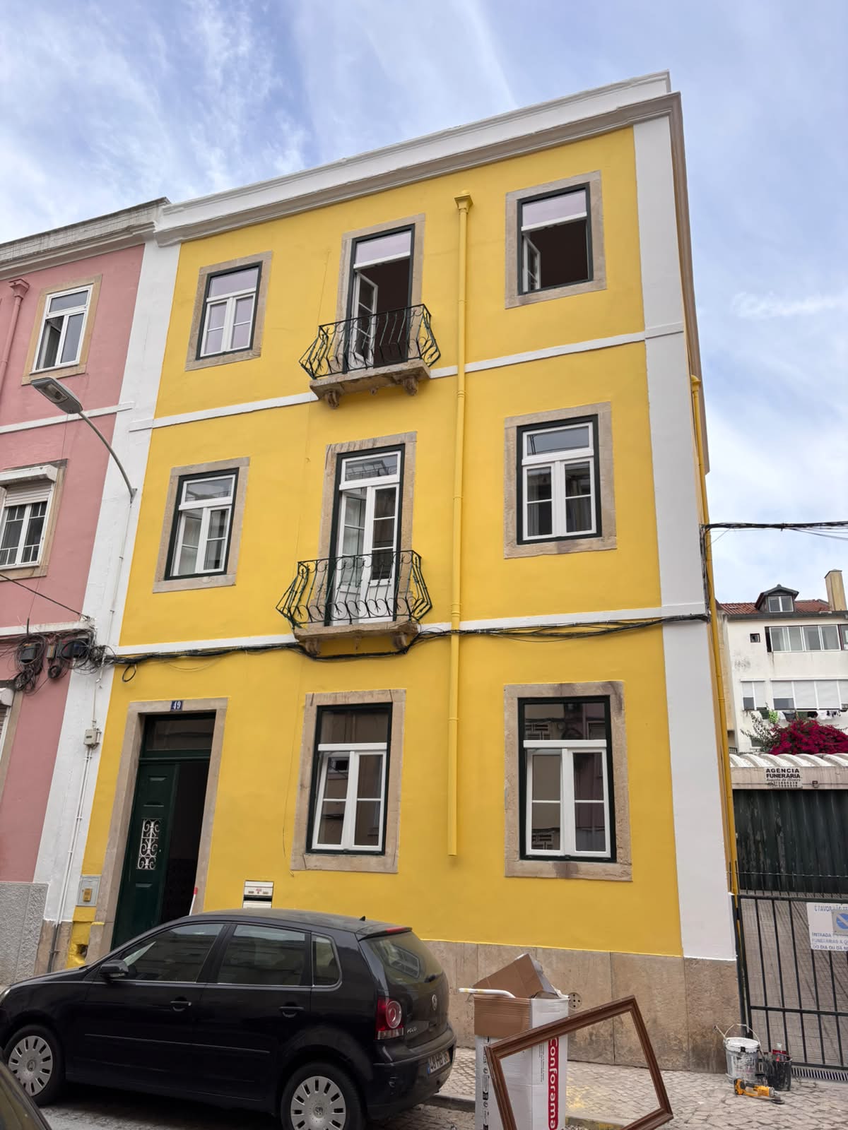 Fachada amarela após reabilitação e pintura exterior