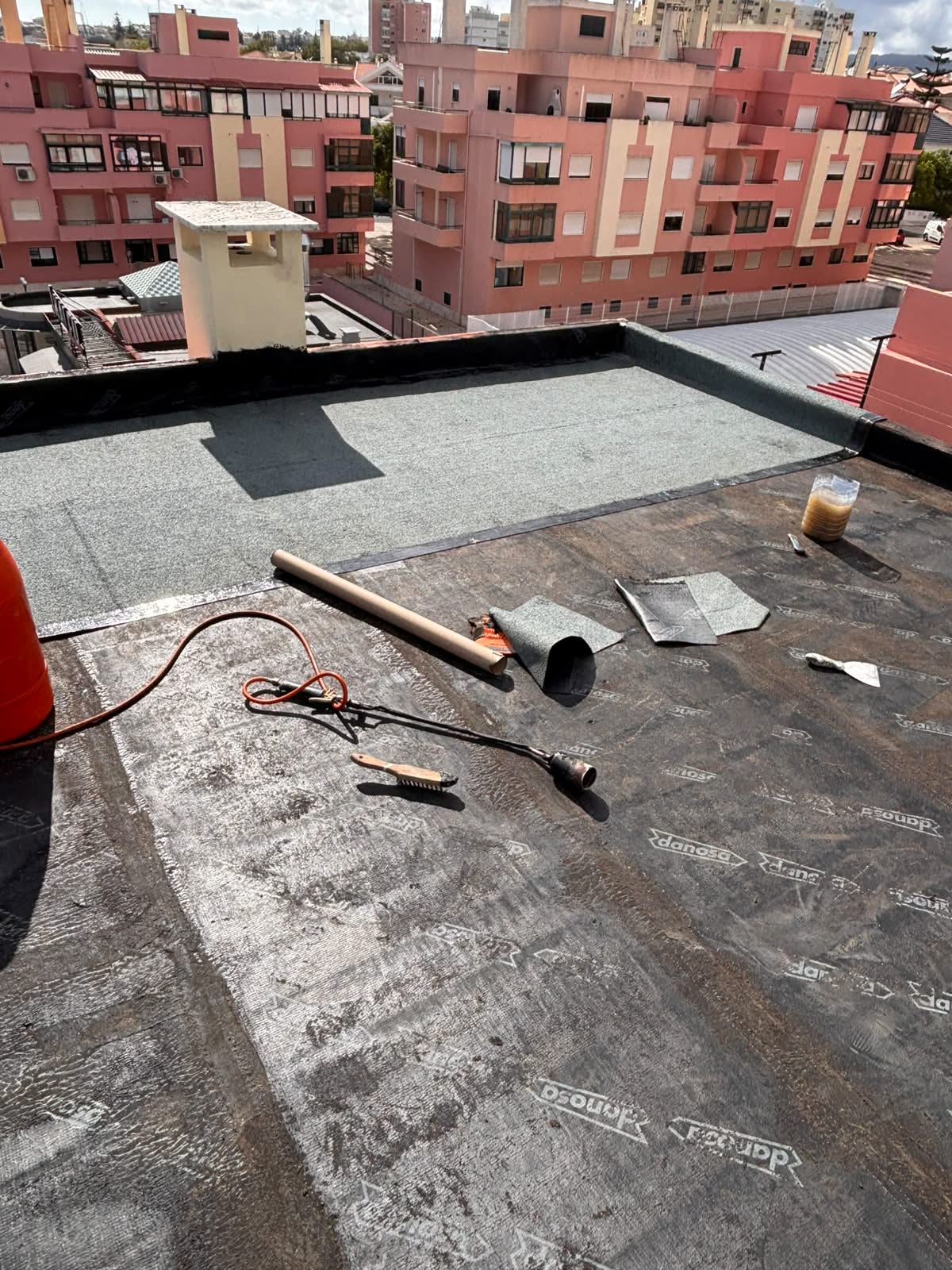 Aplicação de impermeabilização numa cobertura plana