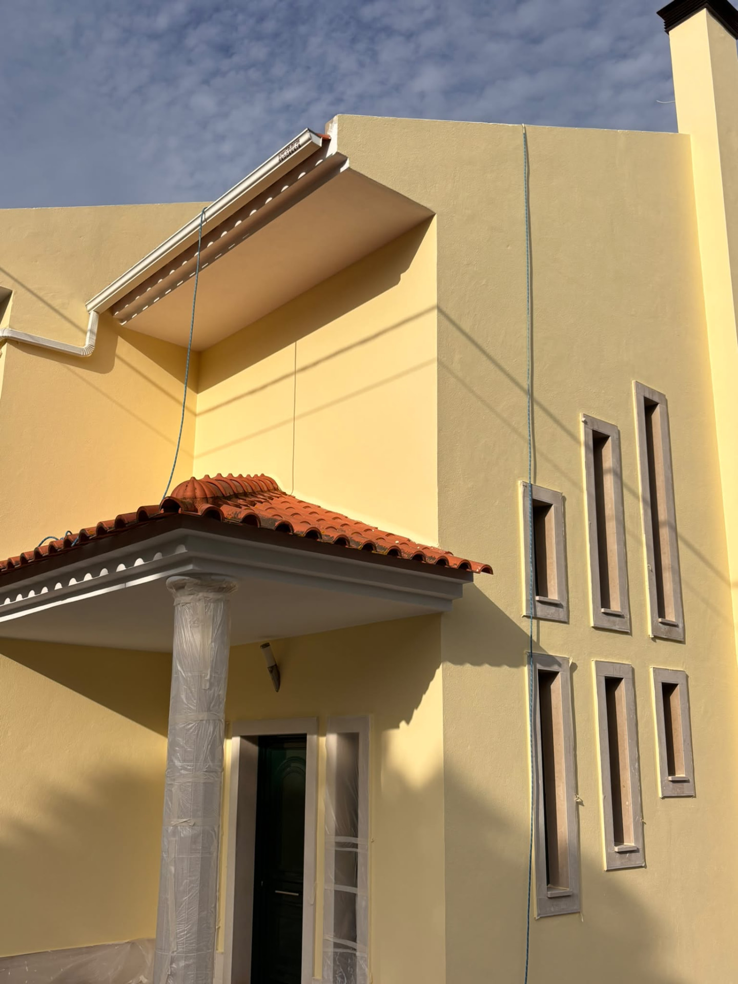 Pintura exterior de moradia executada com acesso por cordas